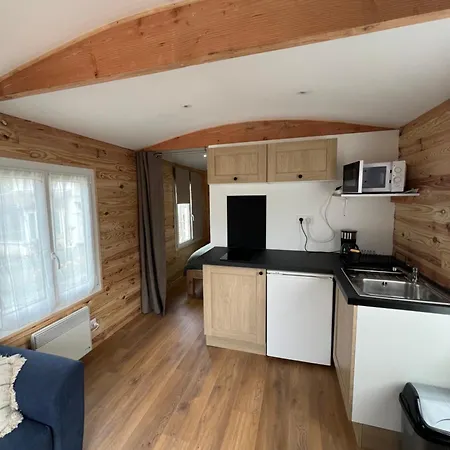 مكان تخييم La Roulotte Des Gaillots *